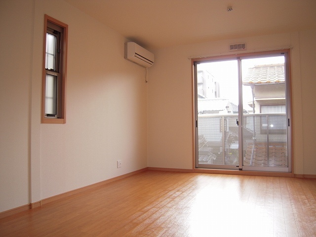 反転した間取りの室内写真です