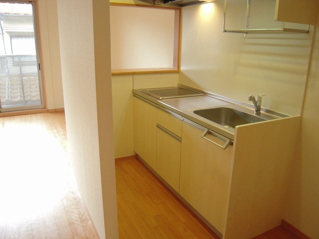 反転した間取りの室内写真です