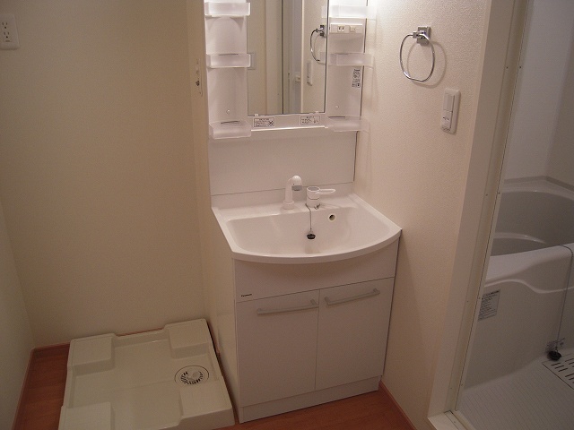 反転した間取りの室内写真です