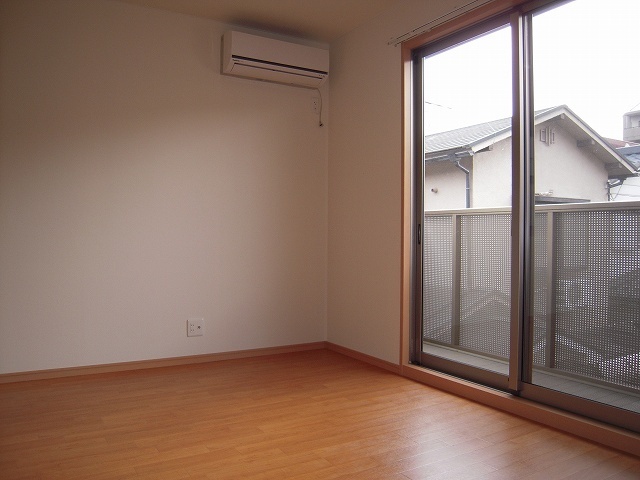 反転した間取りの室内写真です