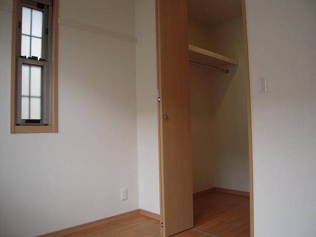 反転した間取りの室内写真です