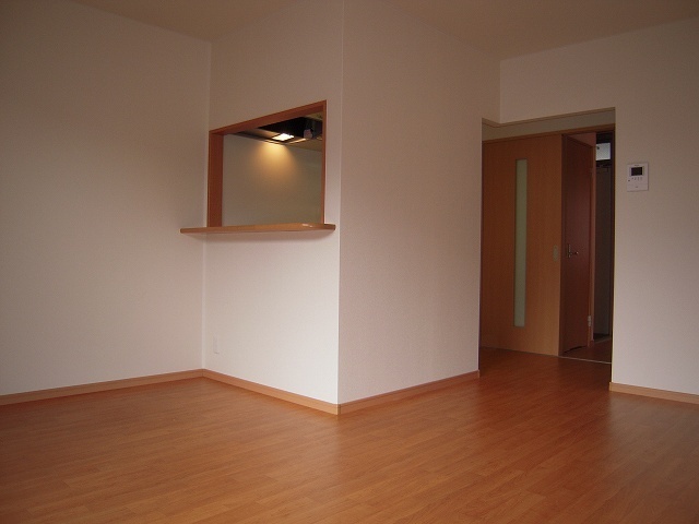 反転した間取りの室内写真です