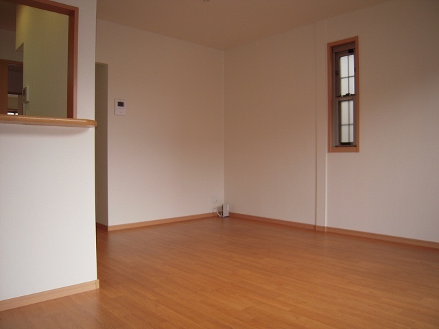 反転した間取りの室内写真です