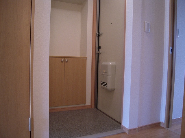 反転した間取りの室内写真です