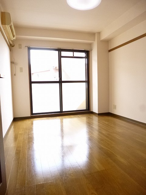 異なる号室の室内写真です