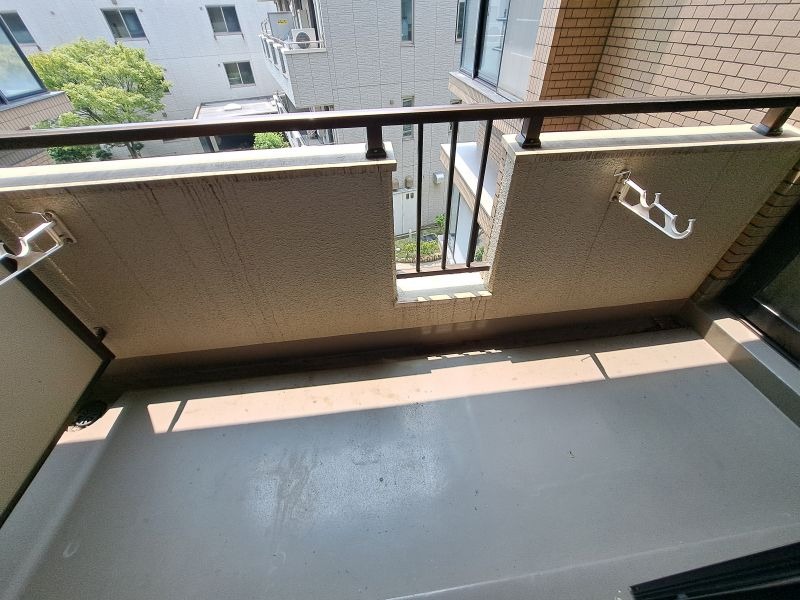 異なるフロアの室内写真です