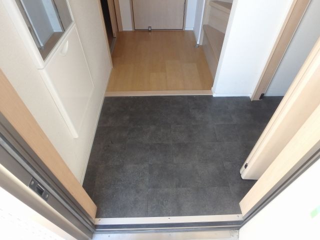 反転した間取りの室内写真です