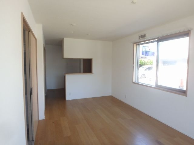 反転した間取りの室内写真です