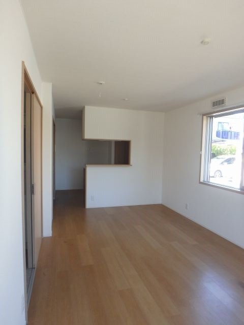 反転した間取りの室内写真です