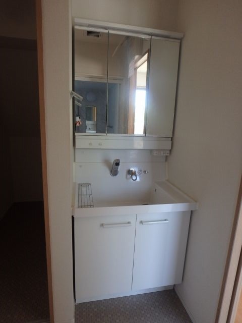 反転した間取りの室内写真です