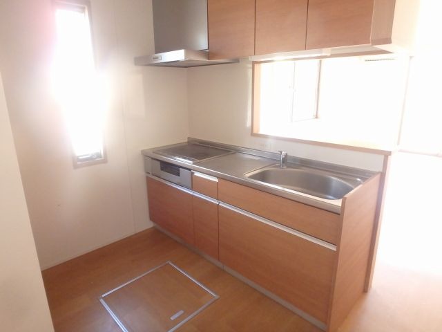 反転した間取りの室内写真です