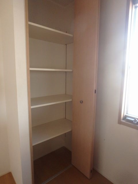 反転した間取りの室内写真です