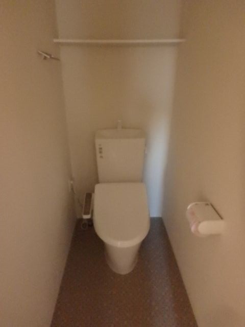 反転した間取りの室内写真です