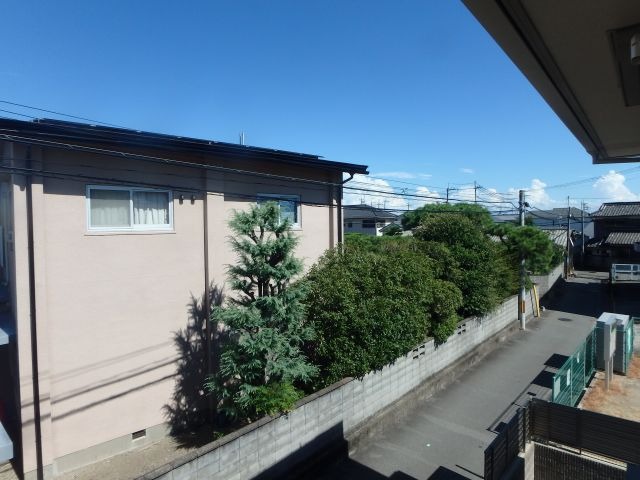 反転した間取りの室内写真です