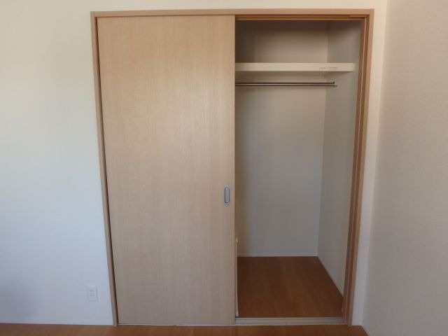 反転した間取りの室内写真です