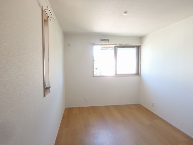 反転した間取りの室内写真です