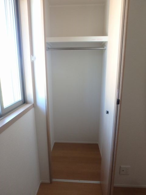 反転した間取りの室内写真です