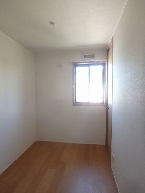 反転した間取りの室内写真です