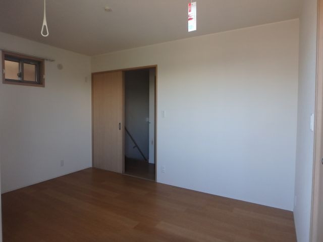 反転した間取りの室内写真です