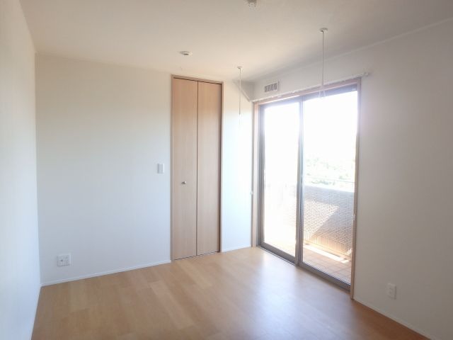 反転した間取りの室内写真です