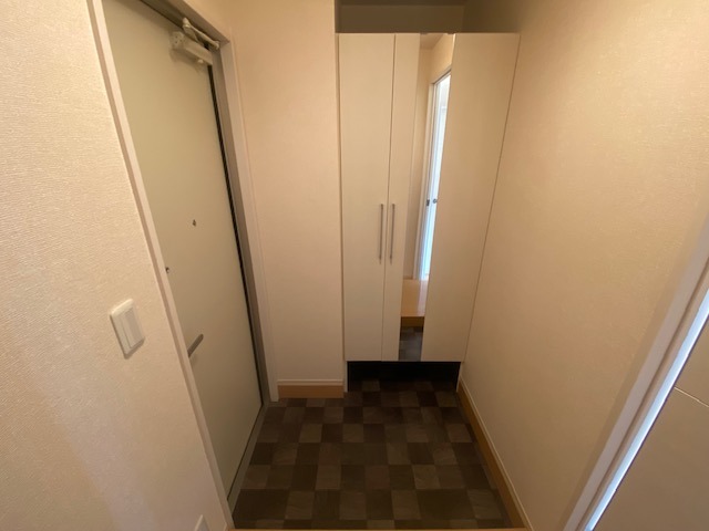 反転した間取りの室内写真