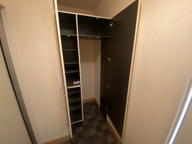 反転した間取りの室内写真
