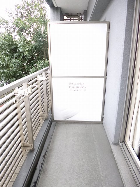 異なるフロアの室内写真