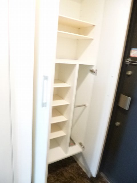 異なるフロアの室内写真です