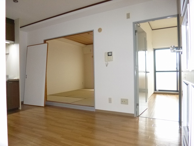 異なるフロアの室内写真です