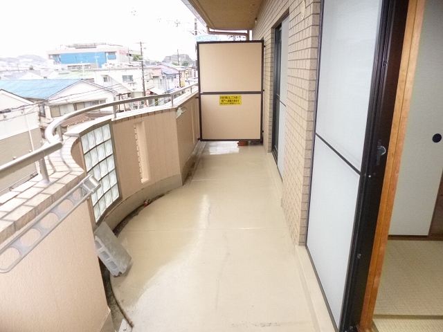 異なるフロアの室内写真です