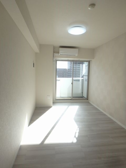 異なるフロアの室内写真です