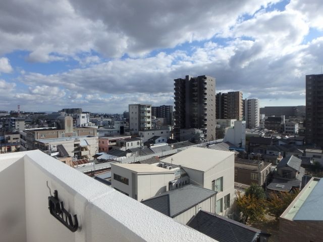異なるフロアの室内写真です