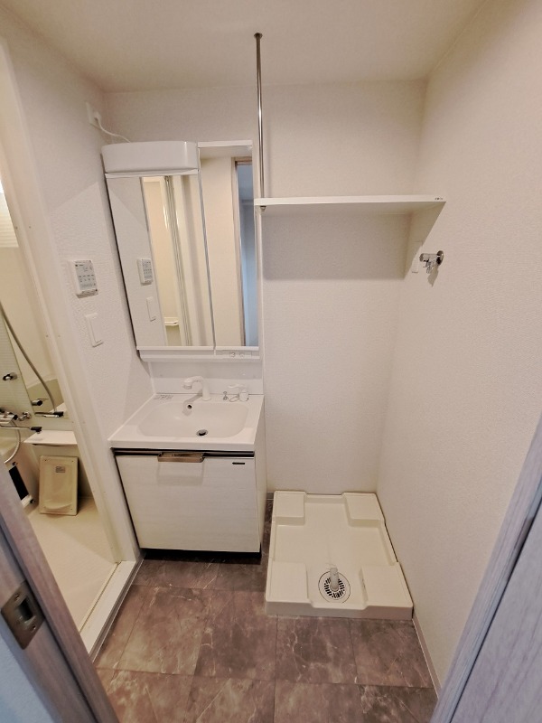 3階反転した間取りの室内写真