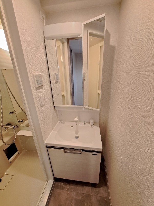 3階反転した間取りの室内写真