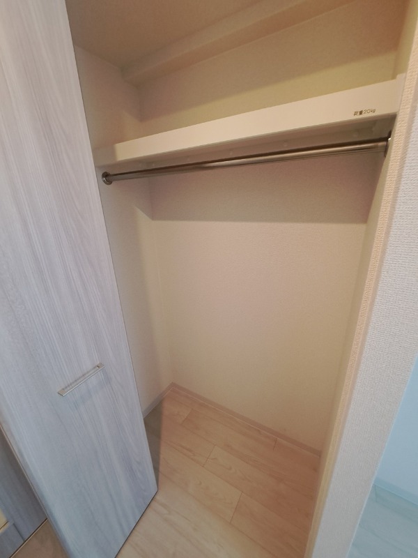 3階反転した間取りの室内写真