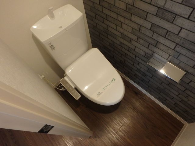 反転した間取りの室内写真です