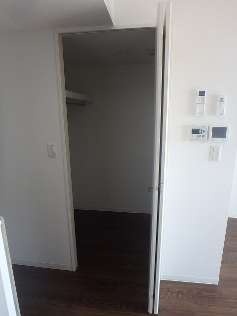 反転した間取りの室内写真です