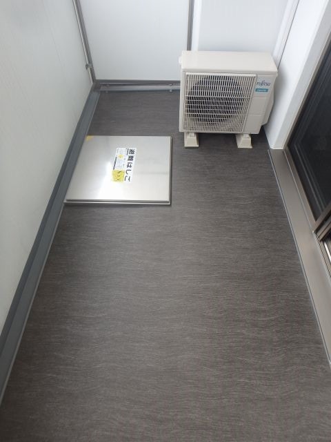 反転した間取りの室内写真です