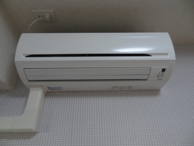 設備のエアコンです