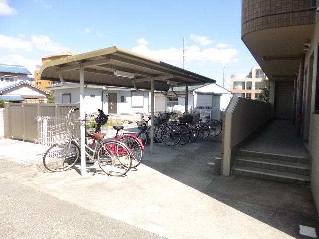 屋根付き駐輪場。