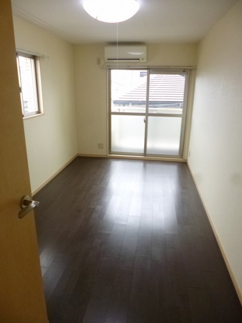 異なるフロアの室内写真