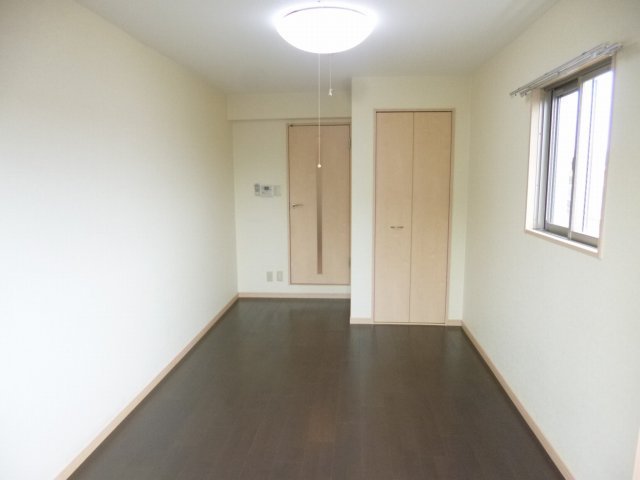 異なるフロアの室内写真