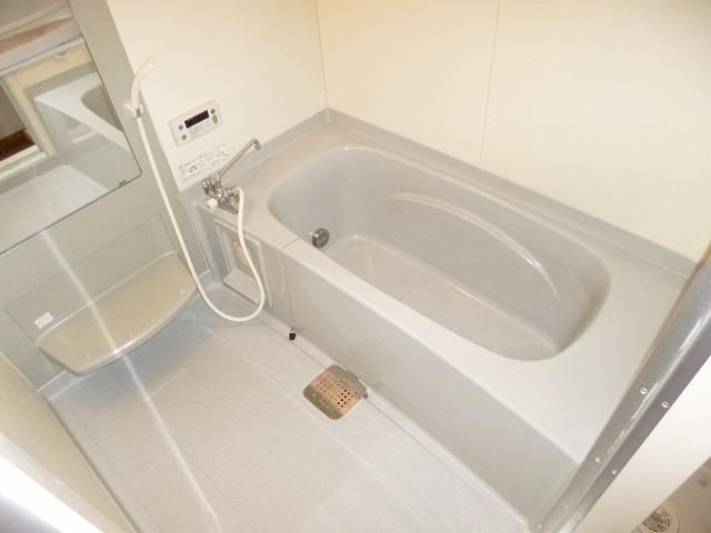 足をゆったり延ばせる１坪浴室。