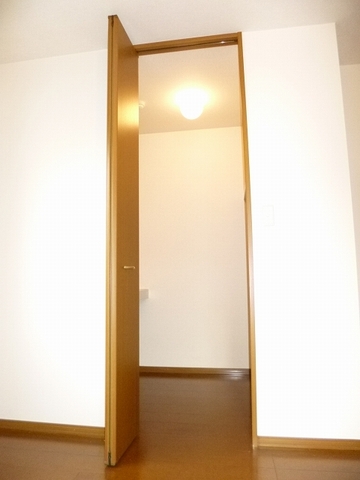 洋室ウォークインクローゼット完備。