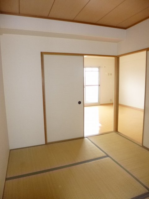 異なる号室の室内写真です