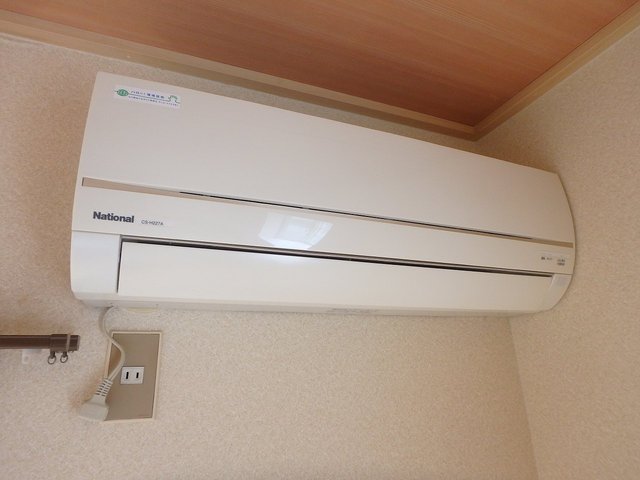 なんと、エアコン付。