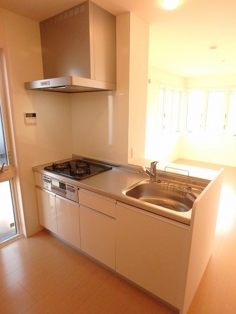 反転した間取りの室内写真です