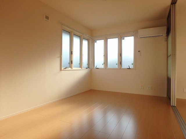 反転した間取りの室内写真です