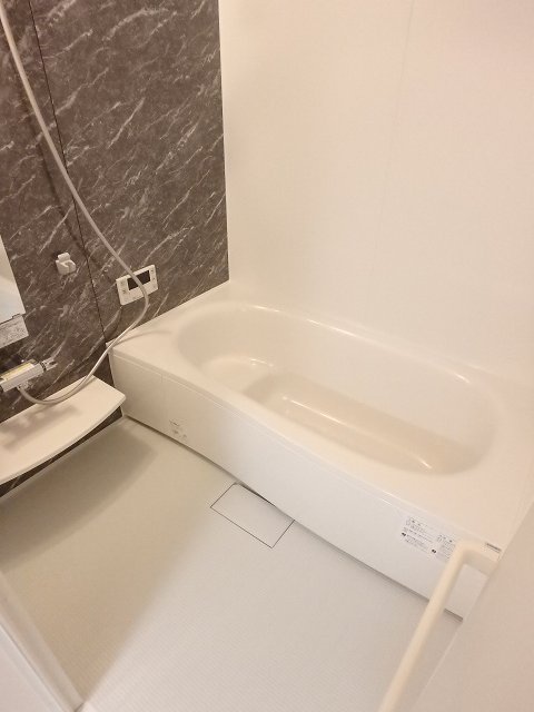 反転した間取りの室内写真です