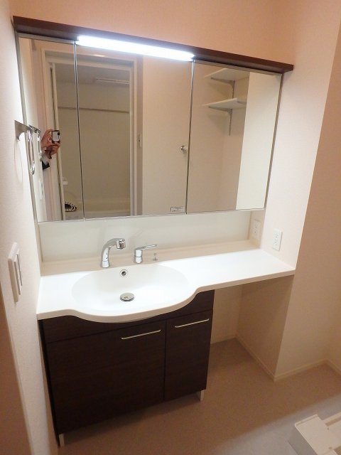 反転した間取りの室内写真です